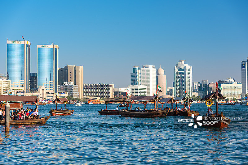 阿联酋迪拜河上的传统阿拉伯船只图片素材