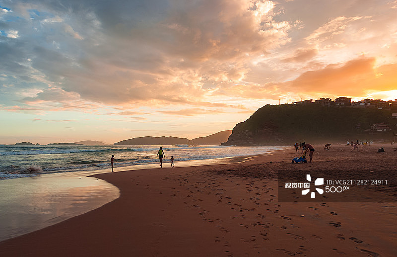 在巴西布基亚斯海滩上散步的人们图片素材