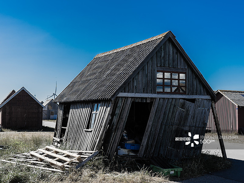 歪斜的房子图片素材