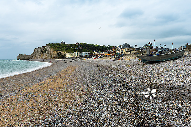 埃特勒塔的海滩和渔船景色图片素材