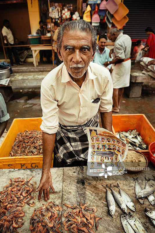 印度鱼市场上的男子人物肖像图片素材