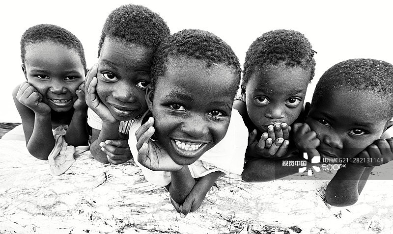 马拉维湖海滩上的孩子们图片素材