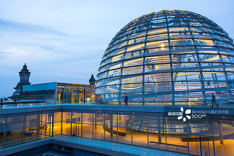柏林 Reichstag 屋顶上在黄昏时分照明的玻璃穹顶图片素材