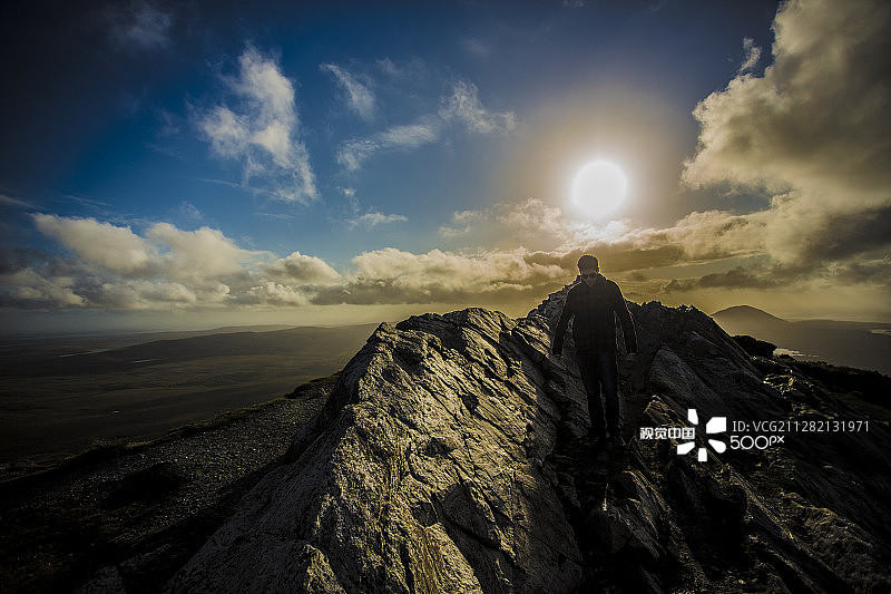 徒步穿越康尼马拉山脉图片素材