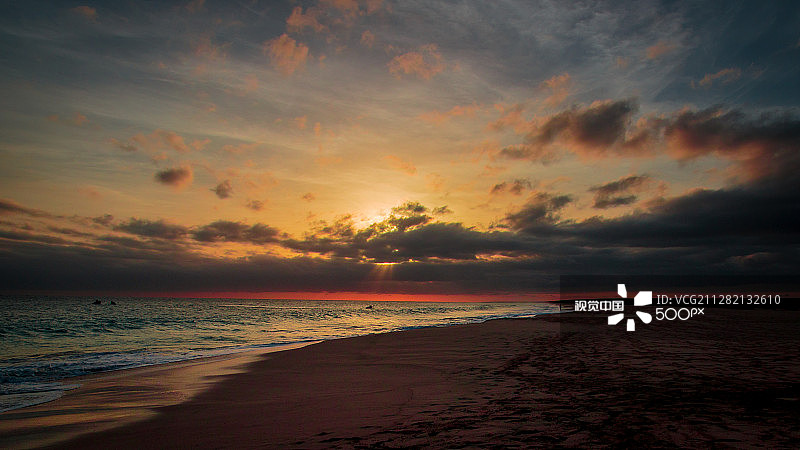 船 vista 上空的暴风雨日落图片素材