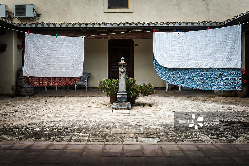 西西里岛上悬挂的衣服图片素材