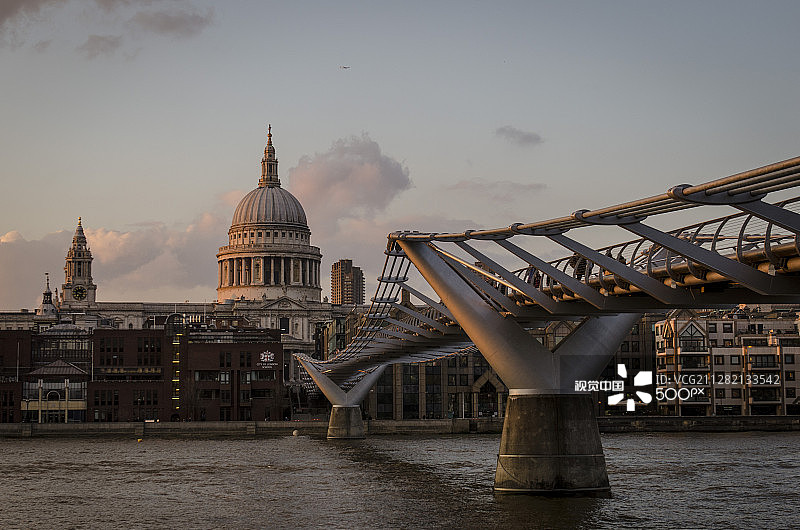 千禧桥与圣保罗大教堂图片素材