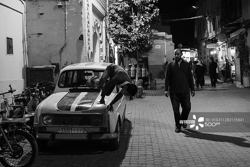 男孩在马拉喀什表演技巧图片素材