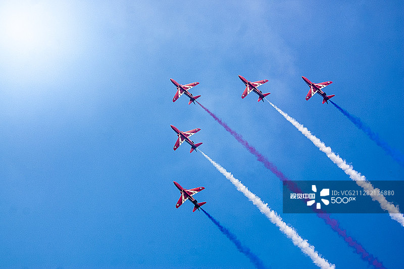 红色箭头——像鹰一样飞翔图片素材