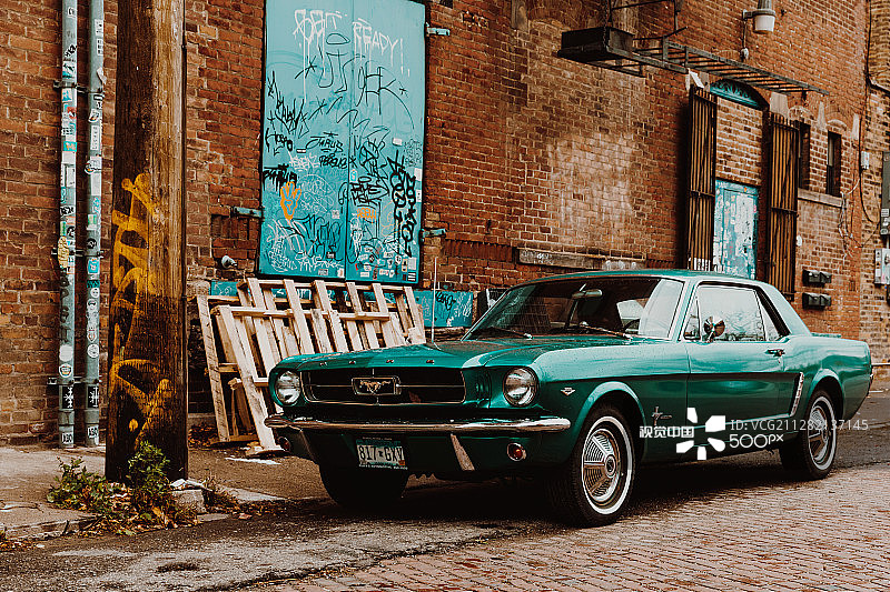 水绿色福特野马跑车图片素材