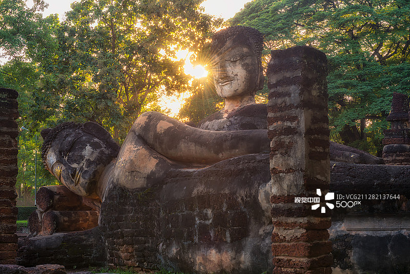 泰国甘烹碧历史公园帕克尧寺的日落图片素材