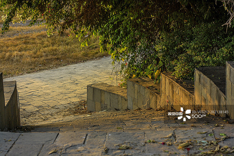 踮起脚尖下楼图片素材