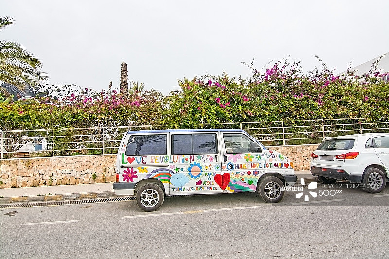 带有和平信息的嬉皮士汽车图片素材