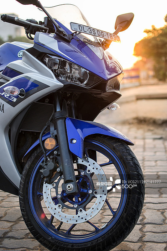 阳光下的雅马哈R3摩托车图片素材