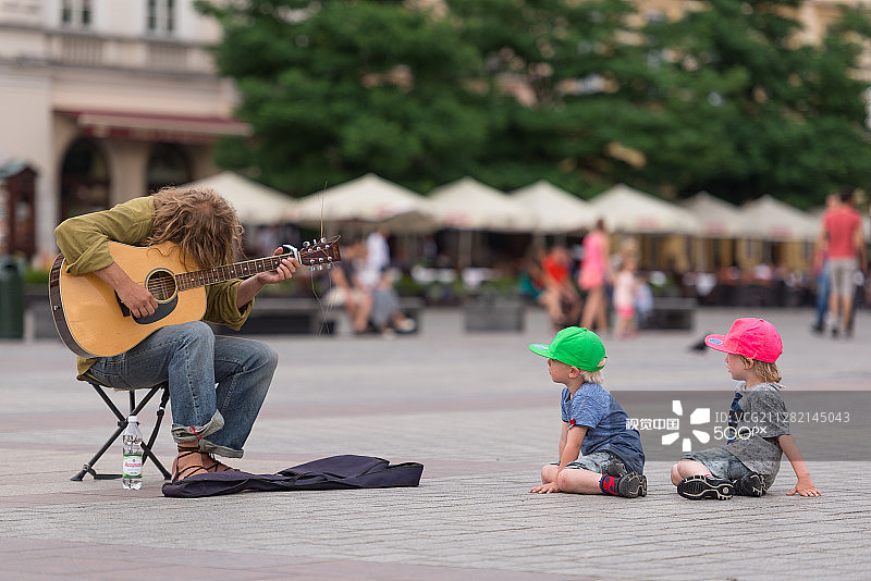 克拉科夫的街头音乐人和孩子们图片素材