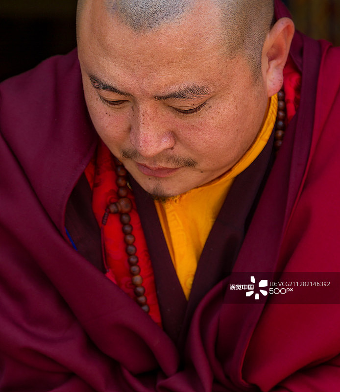 沉思的僧侣图片素材