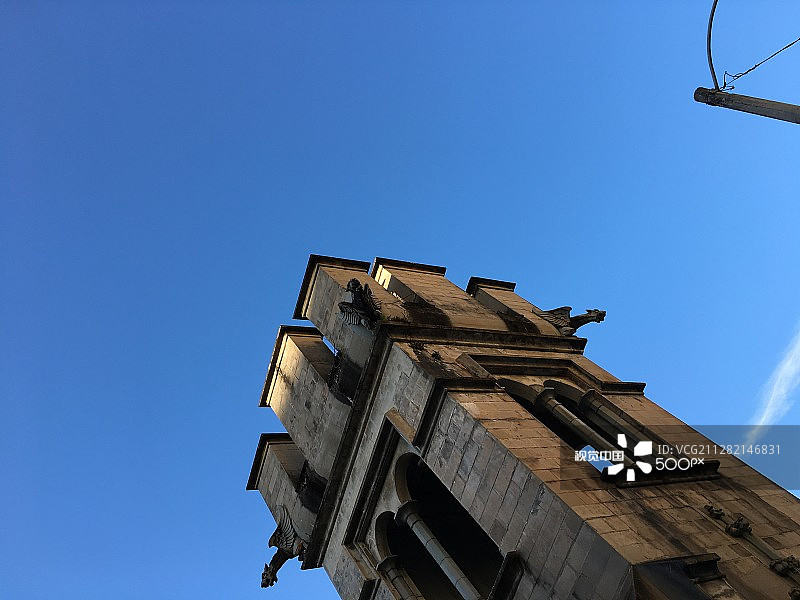 蓝天下建筑物的低角度视图图片素材