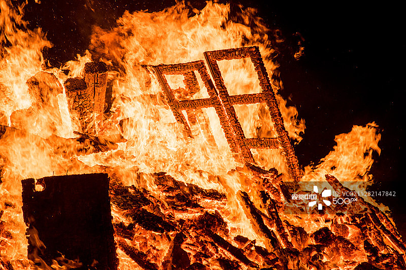 火焰中的窗户图片素材