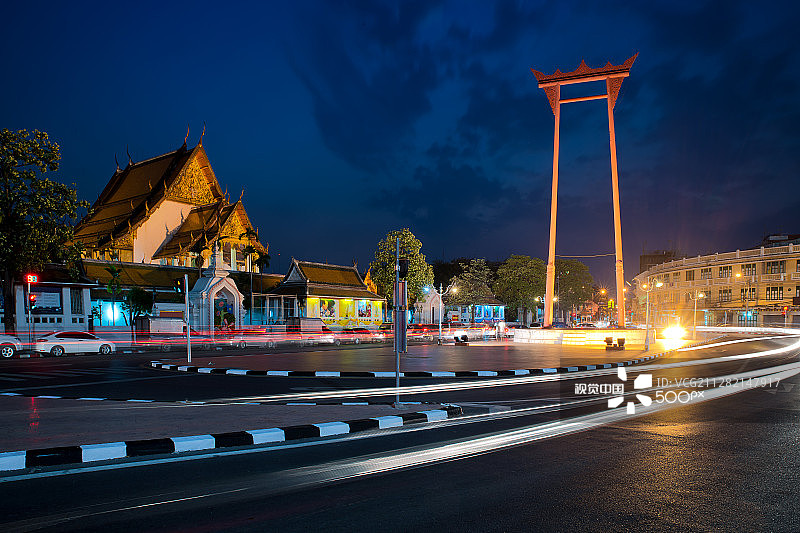 泰国曼谷苏塔寺夜景与巨型秋千图片素材