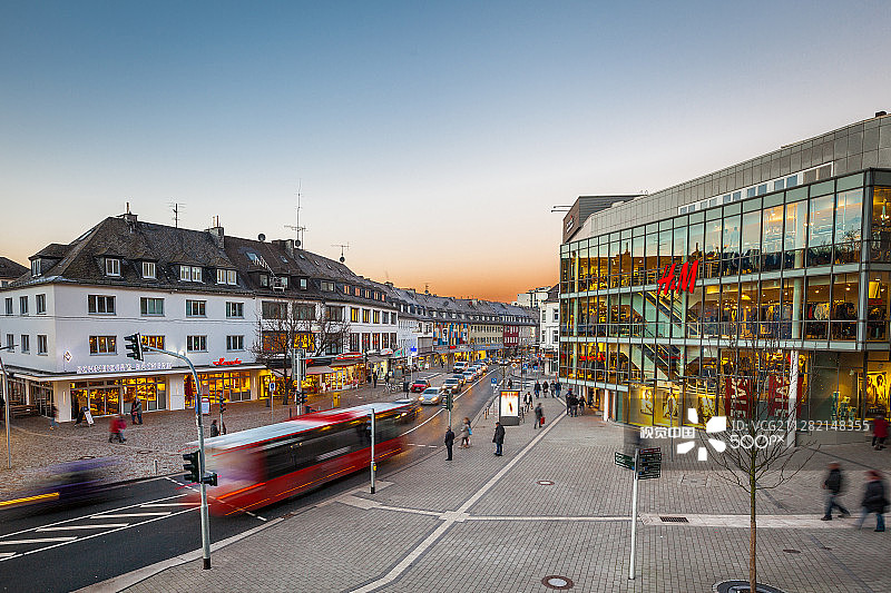 行驶中的巴士图片素材