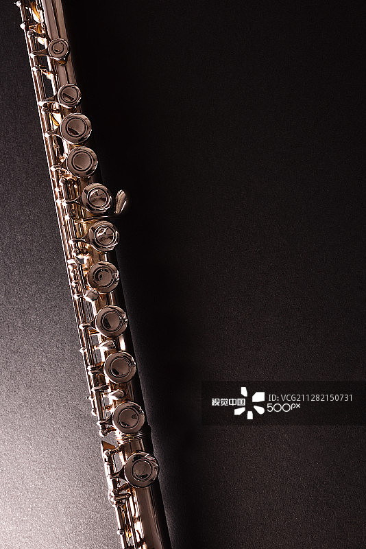 黑色桌面上横笛的细节图片素材