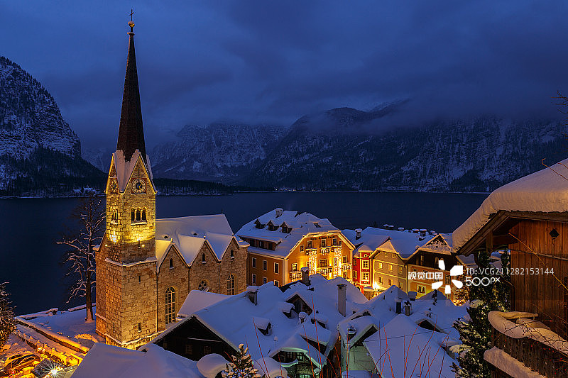 美丽的哈尔施塔特冬季之夜图片素材
