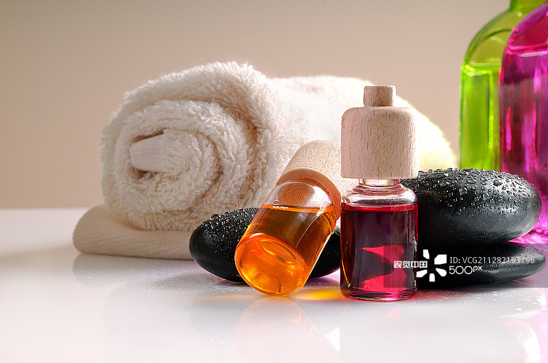白色桌子上的精油石和毛巾正面图图片素材