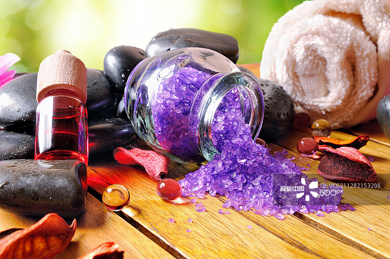 自然环境中木制浴盐精油图片素材