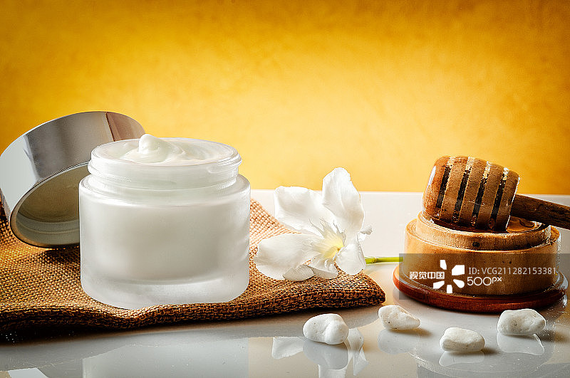 黄色背景蜂蜜保湿霜正面图图片素材