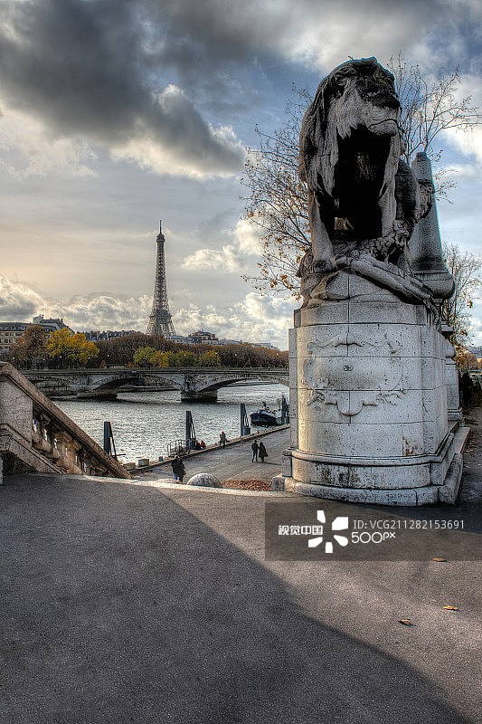 法国巴黎埃菲尔铁塔卫兵图片素材