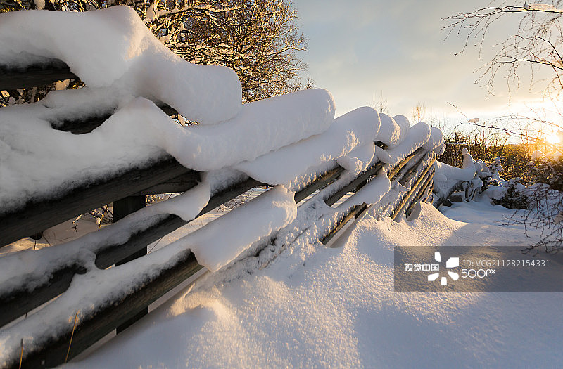 雪地里的圆形栅栏图片素材