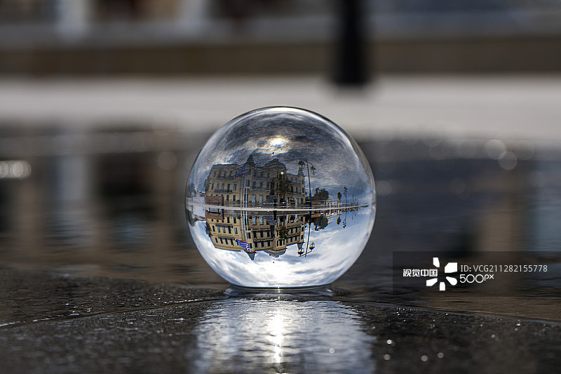 玻璃球中的波西多尼翁小镇，斯佩采斯岛图片素材