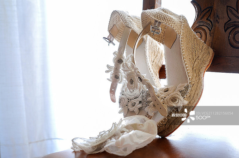 放在椅子上的婚鞋图片素材