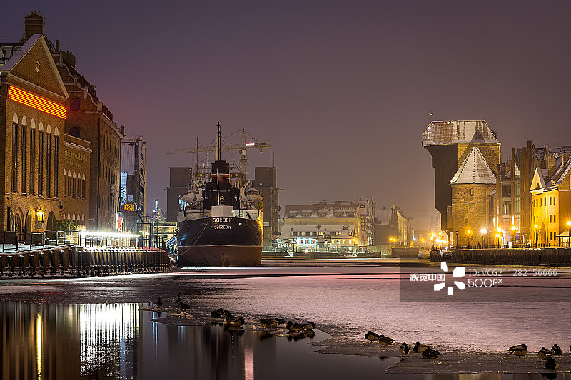 格但斯克老城区的冰冻河流图片素材