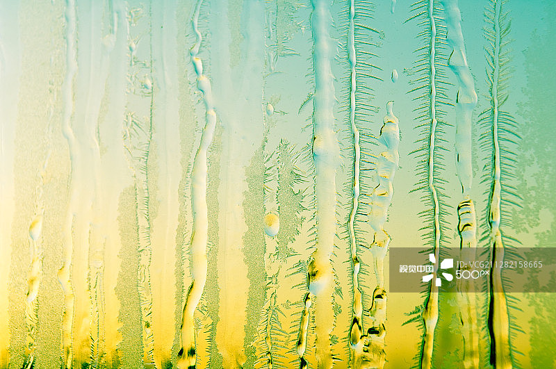 结霜的窗户玻璃上的冰花图片素材