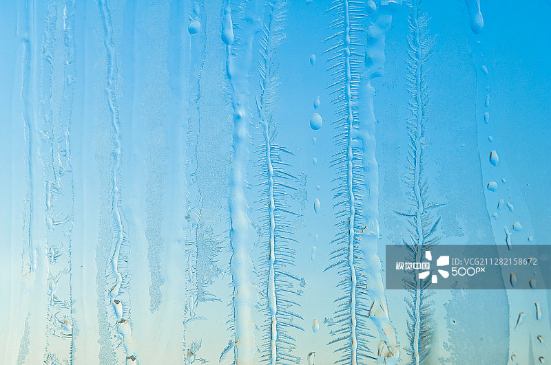 结霜的窗户玻璃上的冰花图片素材