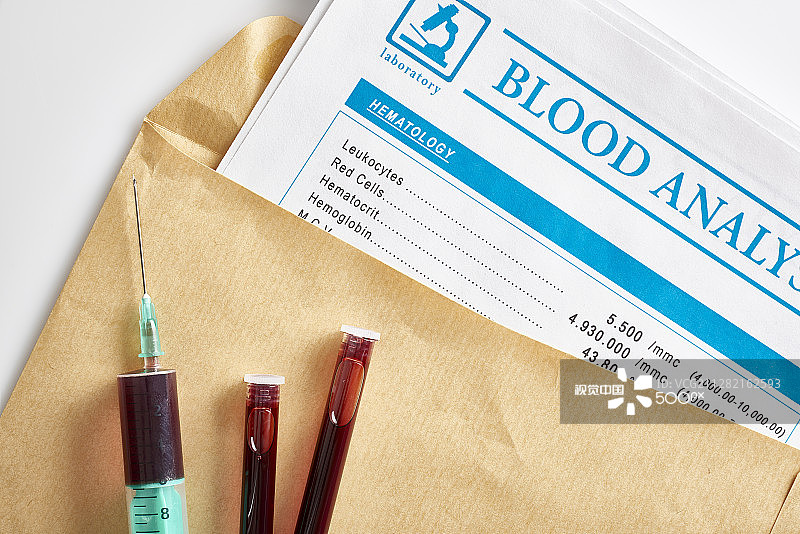 装有血液样本和注射器的信封中的血液报告图片素材