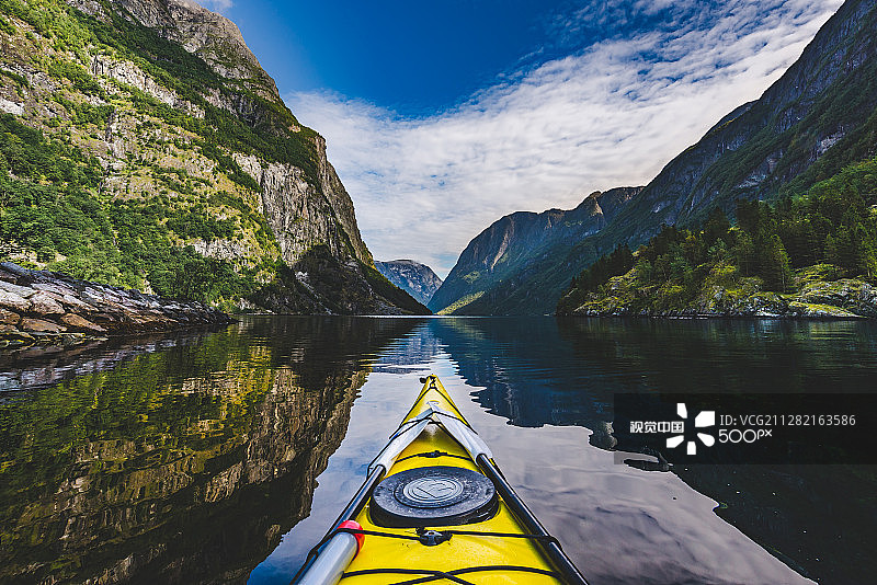 皮划艇上的纳柔依峡湾图片素材