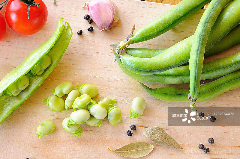 菜板上的绿豆顶视图图片素材