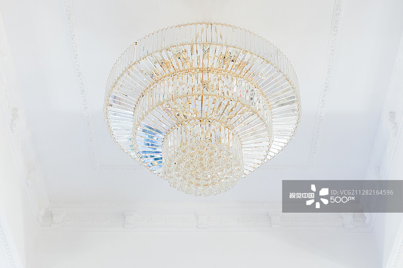 美丽的大型水晶吊灯图片素材
