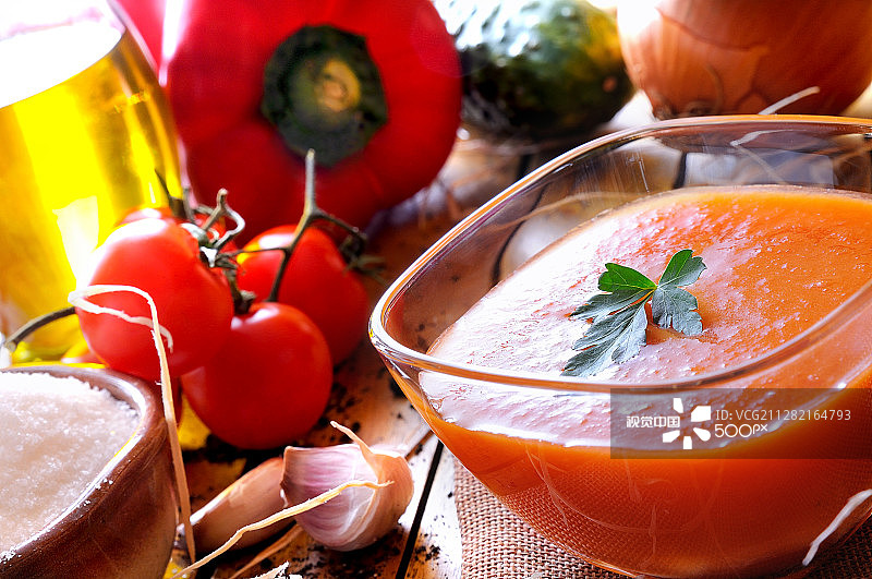 木桌上的Gazpacho冷汤图片素材