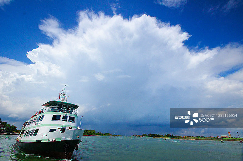 前往意大利布拉诺岛的渡轮图片素材