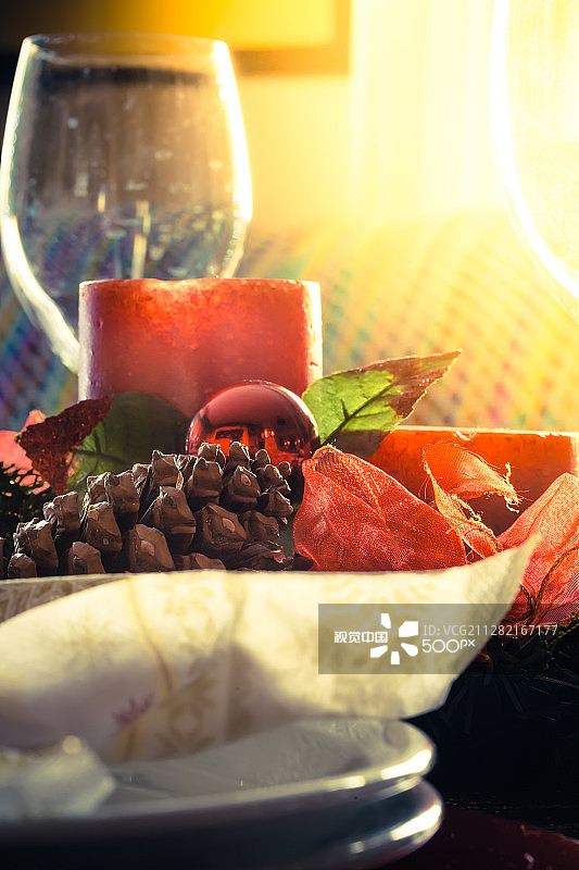 精美的节日晚餐餐桌布置图片素材