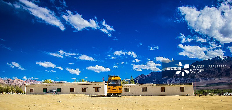 空旷的学校和校车图片素材