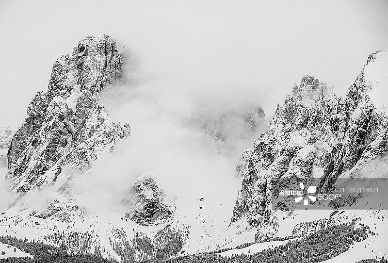 白云石山脉图片素材