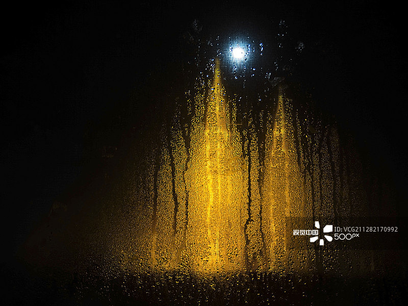 满月和双塔图片素材