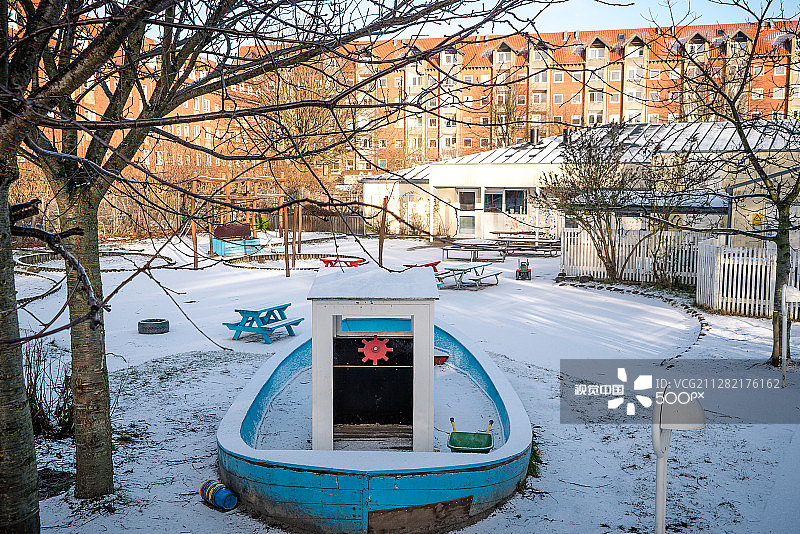被白雪覆盖的丹麦幼儿园，全体集合！图片素材