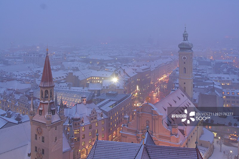 带有圣灵教堂的老市政厅图片素材