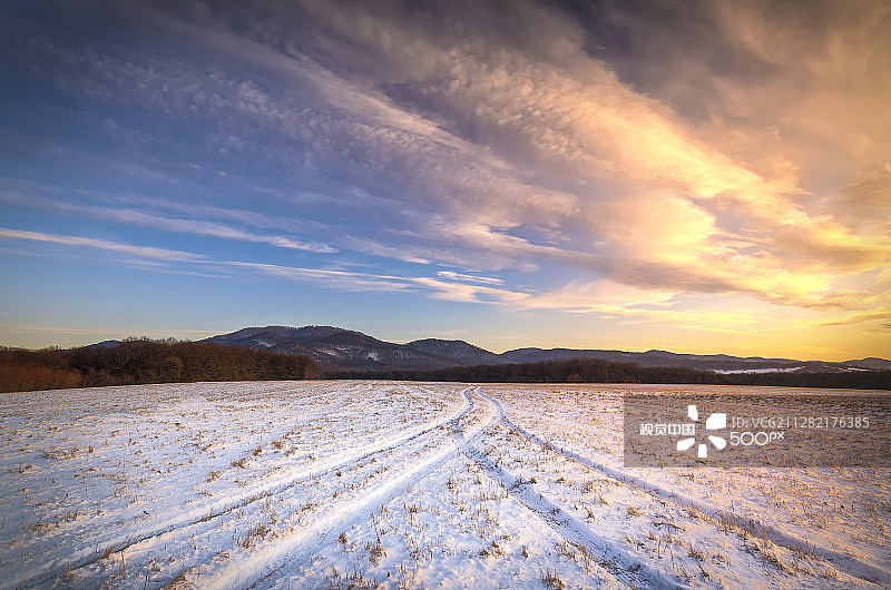 通往喀尔巴阡山脉的道路图片素材