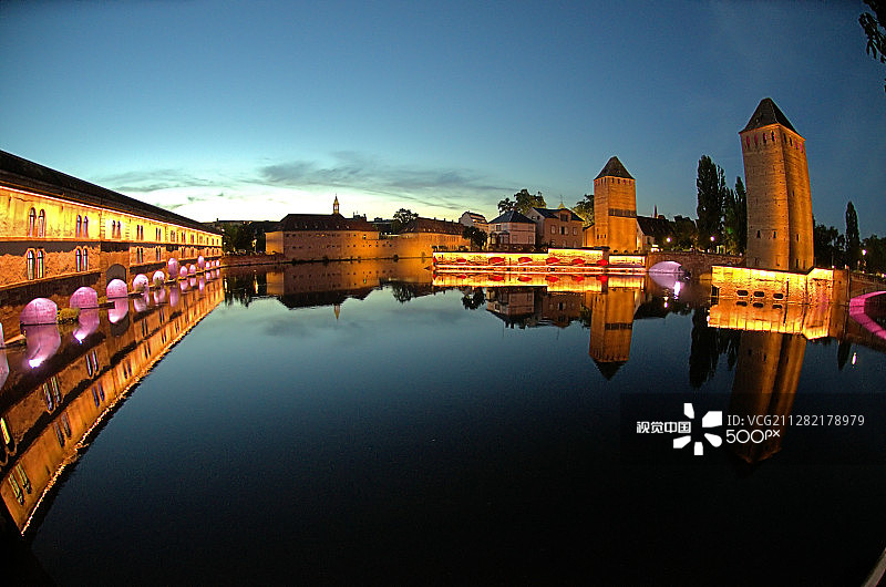 斯特拉斯堡的廊桥和沃邦拦河坝在黄昏时分图片素材